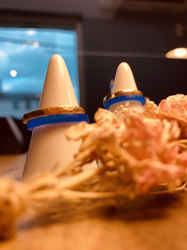 写真下の青リングが制作中の結婚指輪、上がプレゼントの指輪です