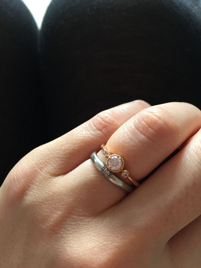 上が婚約指輪ピンクゴールド、下が結婚指輪シルバー