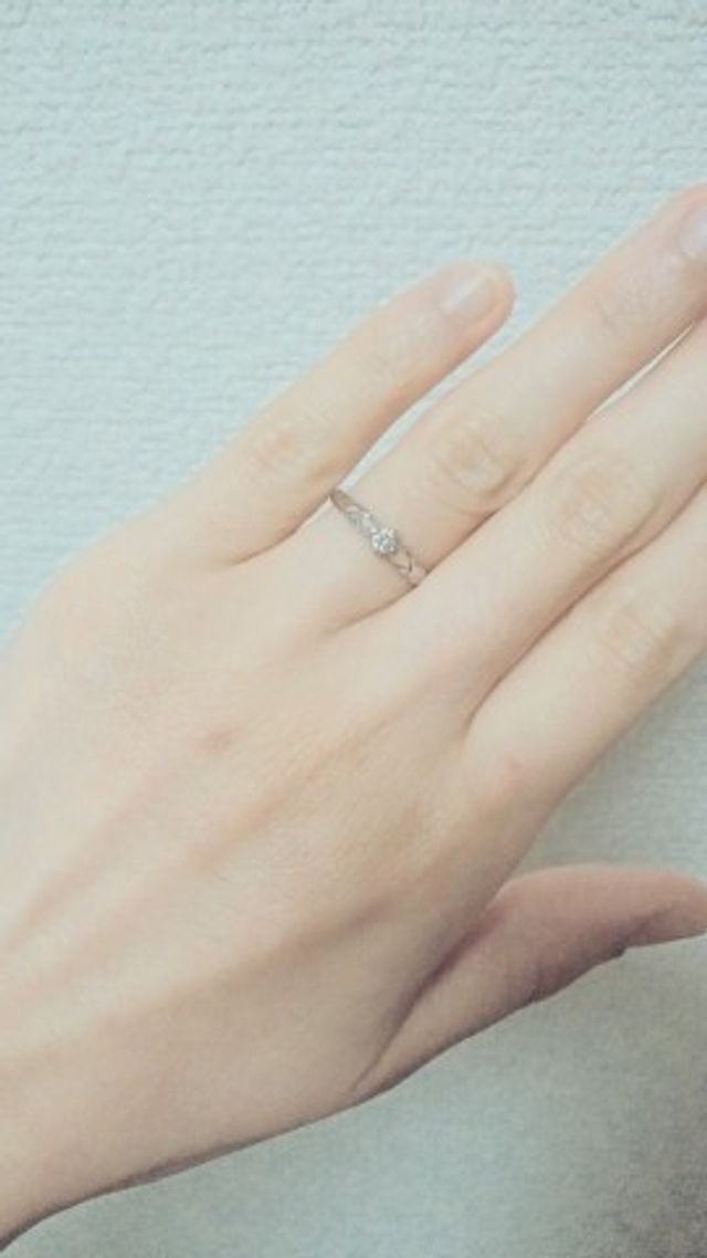 飽きないデザインの婚約指輪です。