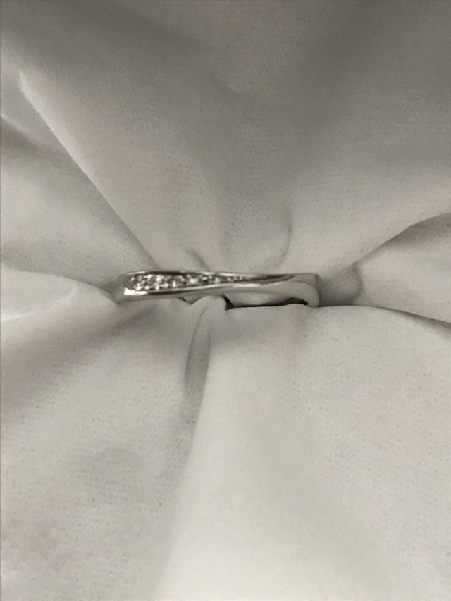 真ん中が少しねじれたデザインになっています