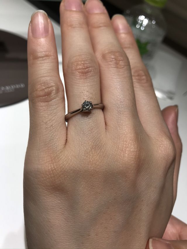 シンプルなデザイン
細めで絞りあり