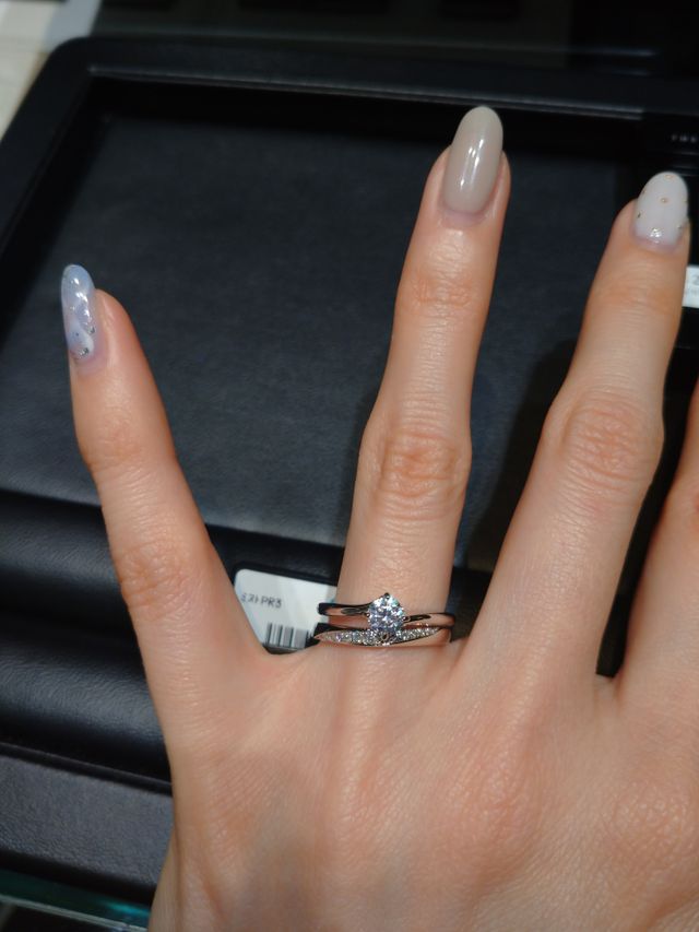 婚約指輪の重ねづけも試着しました