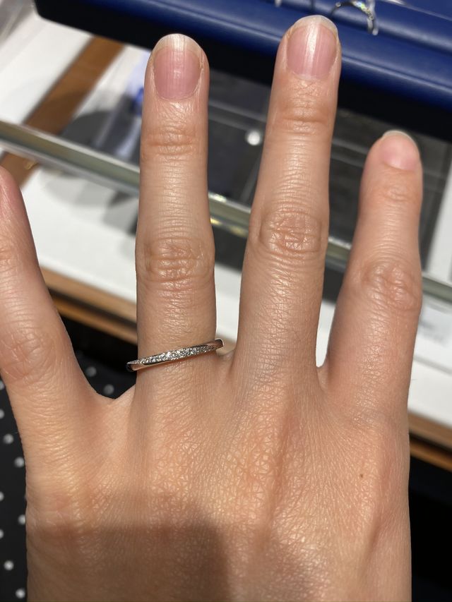 細かいダイヤモンドを使っているので、ささやかに煌めいてます。