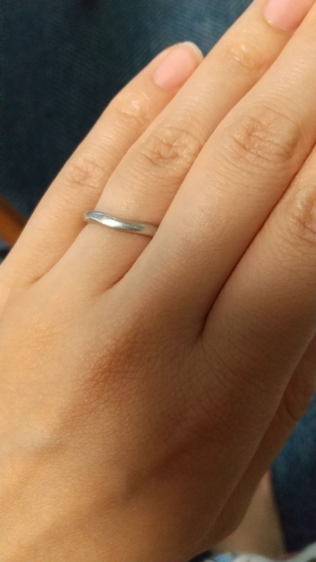 シルバーのシンプルなデザインの指輪です。