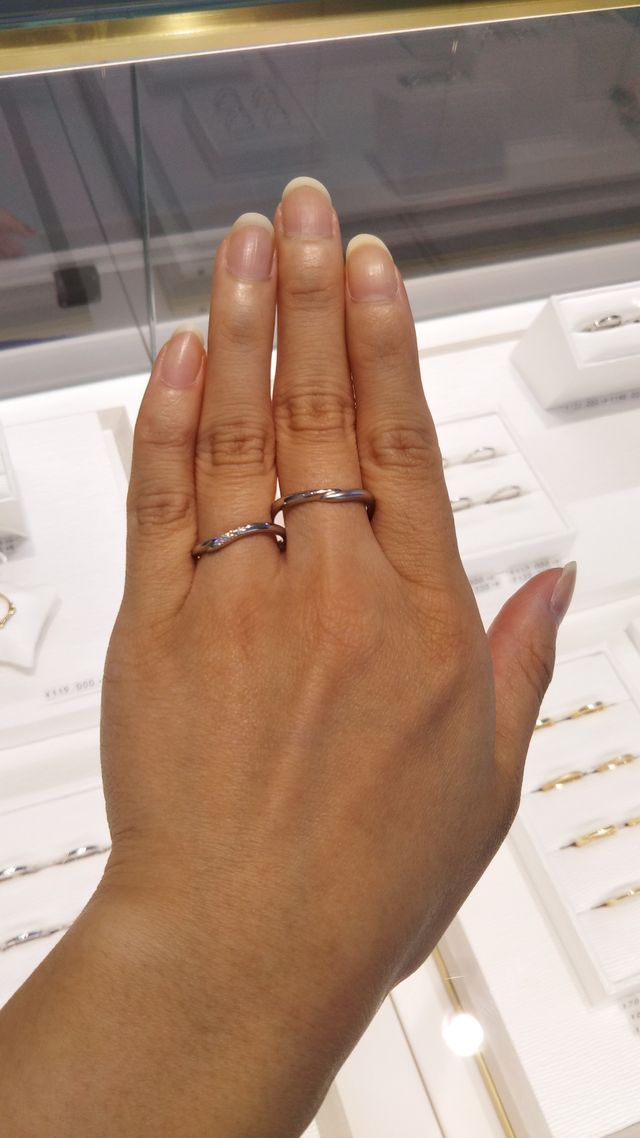 女性ものと男性ものをつけてさつえいしました。