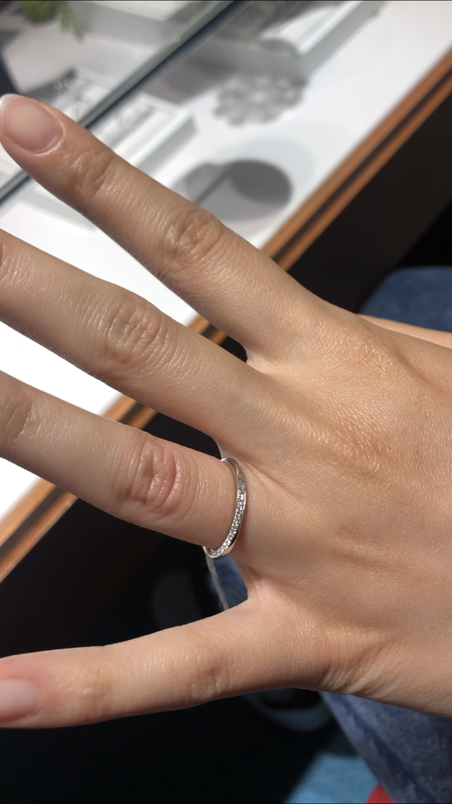 どの角度から見てもダイヤが見えます。指輪は1.9mm細身