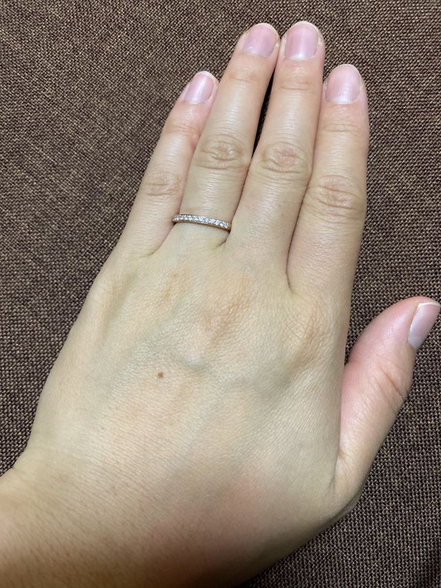 小さなダイヤが半分にわたって埋め込まれています。