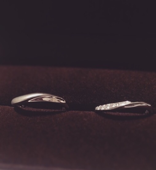 ひねりを加えた流れるようなデザインで指が長く見えます。