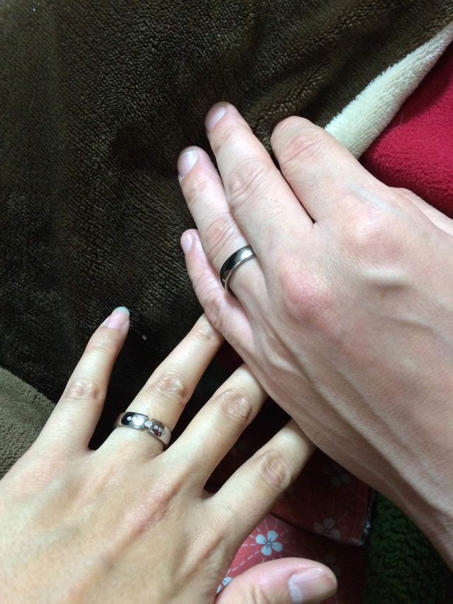 届いた指輪をはめてみました。