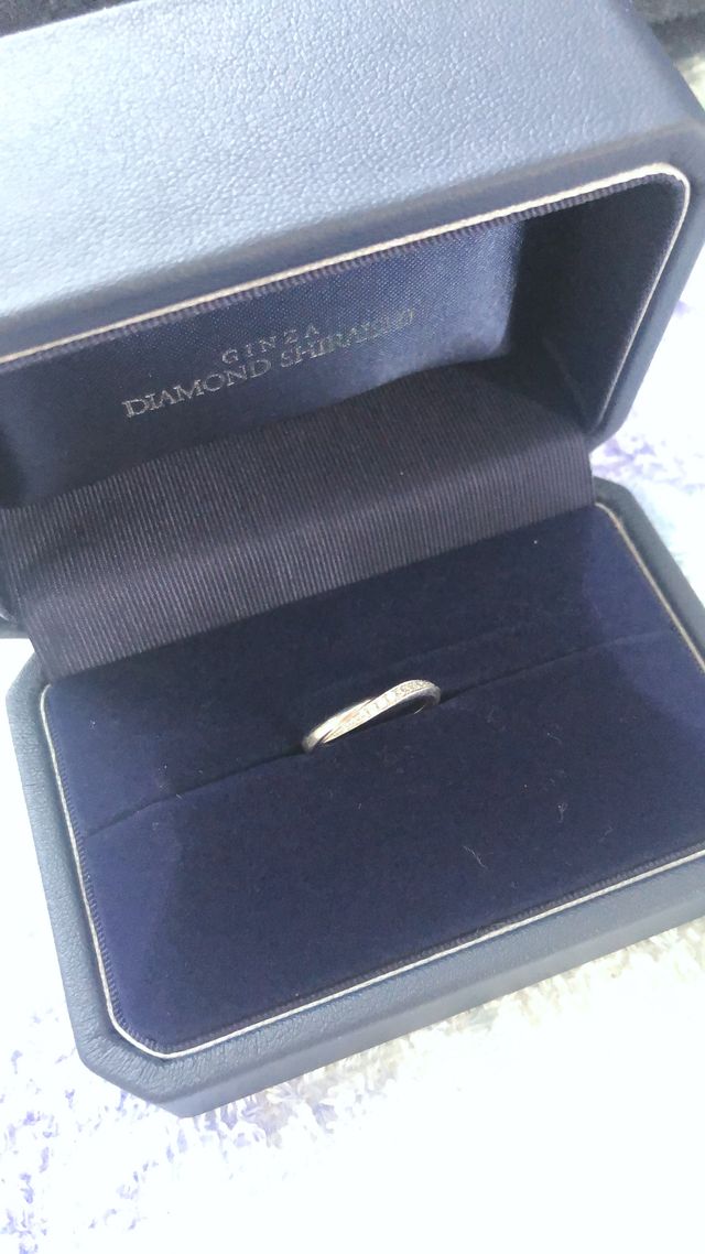 ダイヤが斜めに入っているので、どの角度からもキラキラです♡