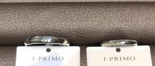 メレダイヤの配置が印象的な、シンプルで上品なマリッジリング