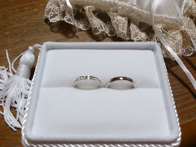 レディースは外側中央メンズは内側にダイアモンドがあります。