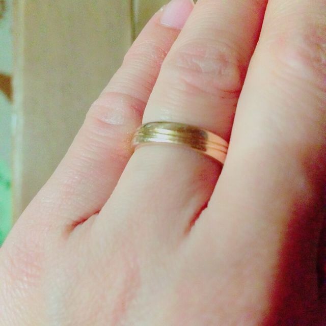 薬指とマリッジリング