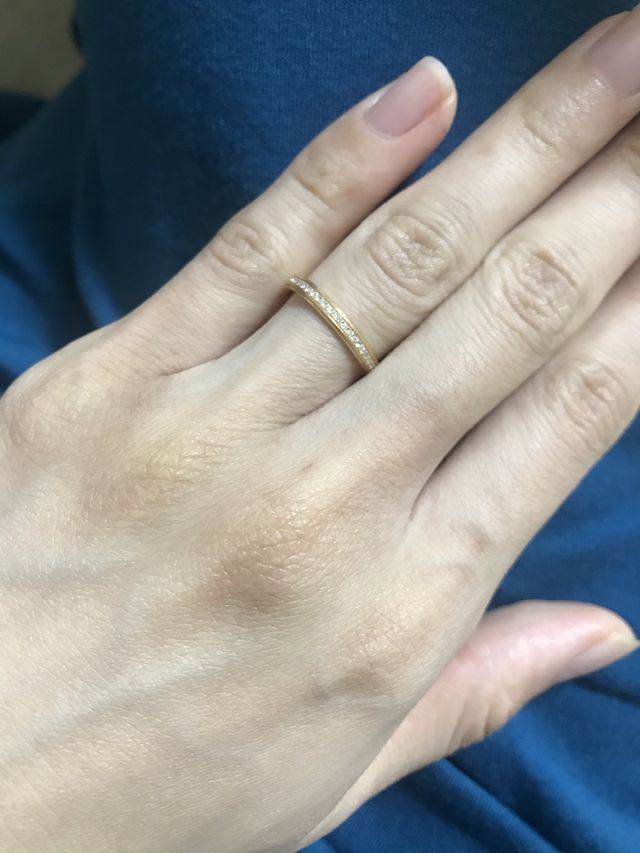 ピンクゴールドの飽きないデザインに惹かれました