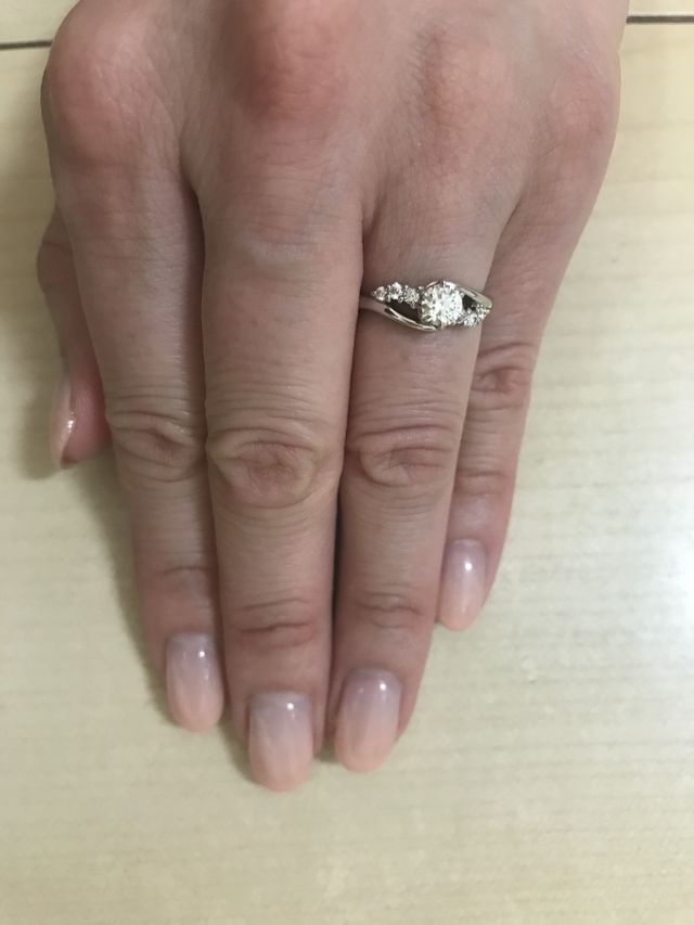 あまりないデザインで、つけるととても華やかになりました。