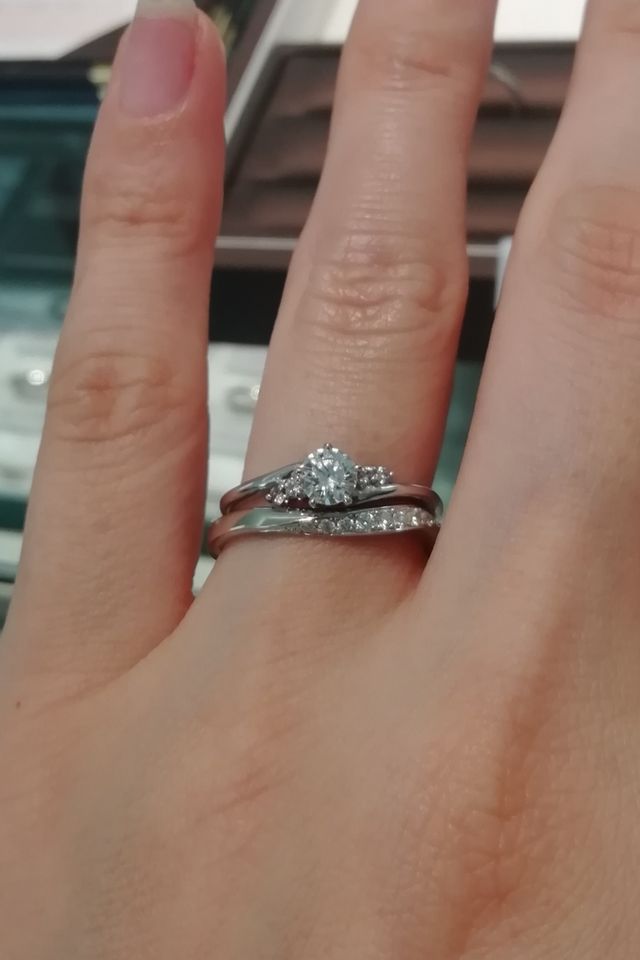 婚約指輪のカーブにあう結婚指輪を探してもらいました