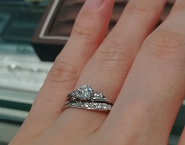 カーブでズラして着用。本当はメレダイヤが正面にきます