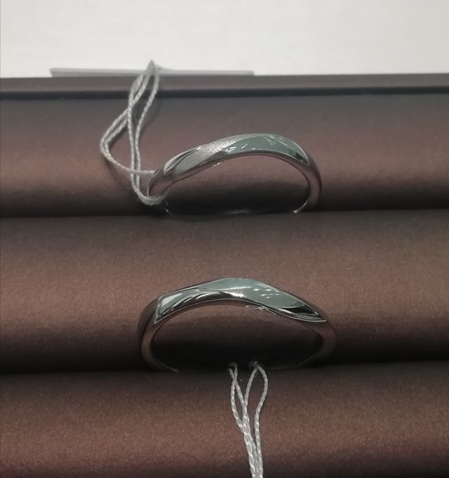 下がペア男性リング。5000円で上のようなマット加工が可能
