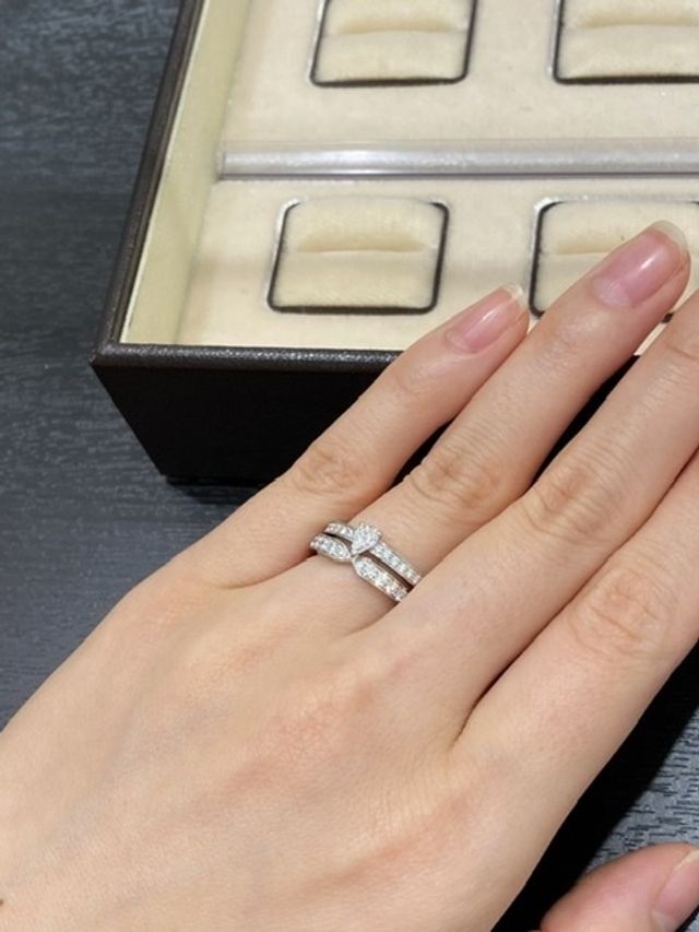 ジョセフィーヌコレクションの結婚指輪を重ね付け