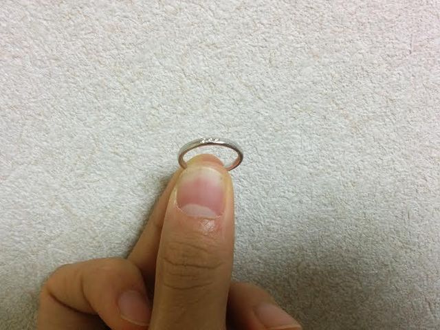 ダイヤが3つ埋め込まれています