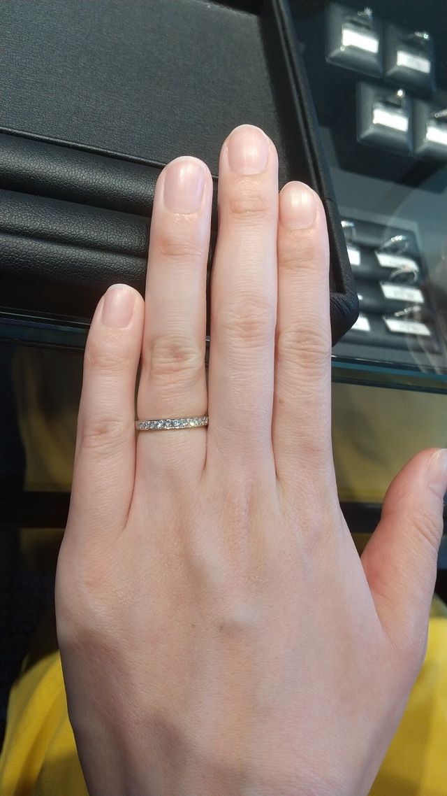 ハーフエタニティの指輪です。