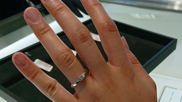 プラチナ部分は真ん中にかけて細くなっています