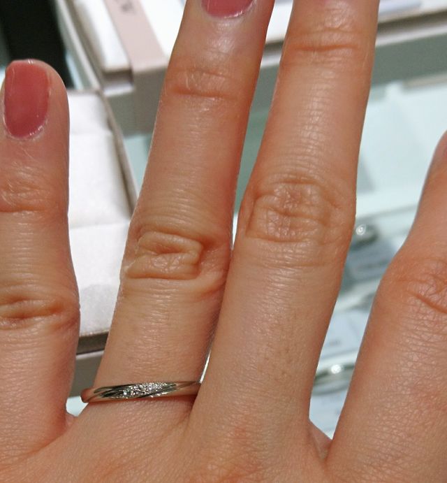 斜めにメレダイヤがはいっています