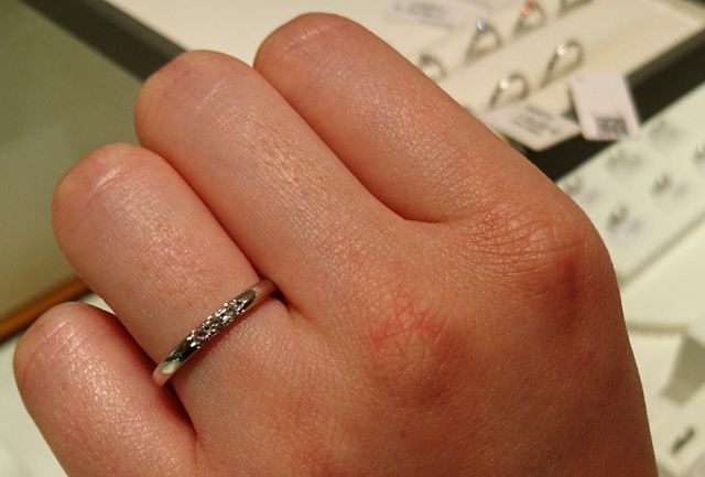 プラチナ部分が細見のため3つのダイヤが大きくみえます