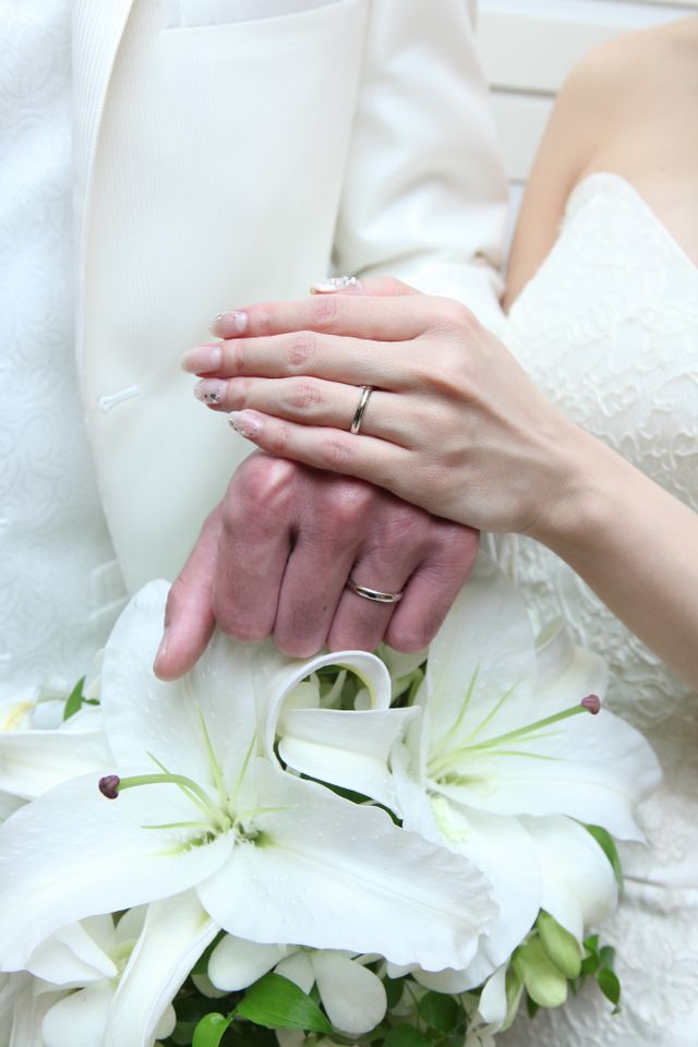 結婚式当日、お揃いの指輪を記念に撮ってもらった写真です。