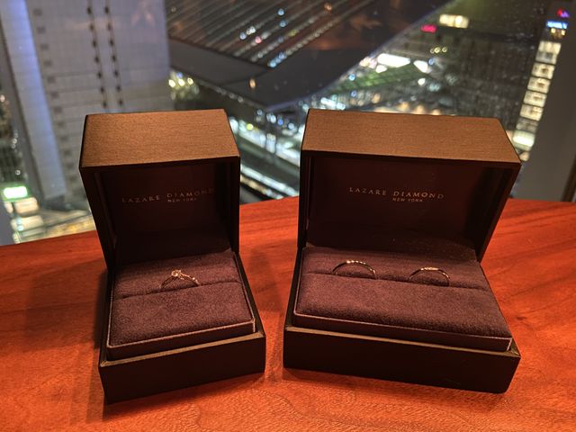 婚約指輪は王道のソリティアリング、結婚指輪もシンプルなもの