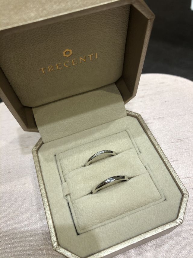 ダイヤが輝くウェーブ寄りのストレートタイプ。