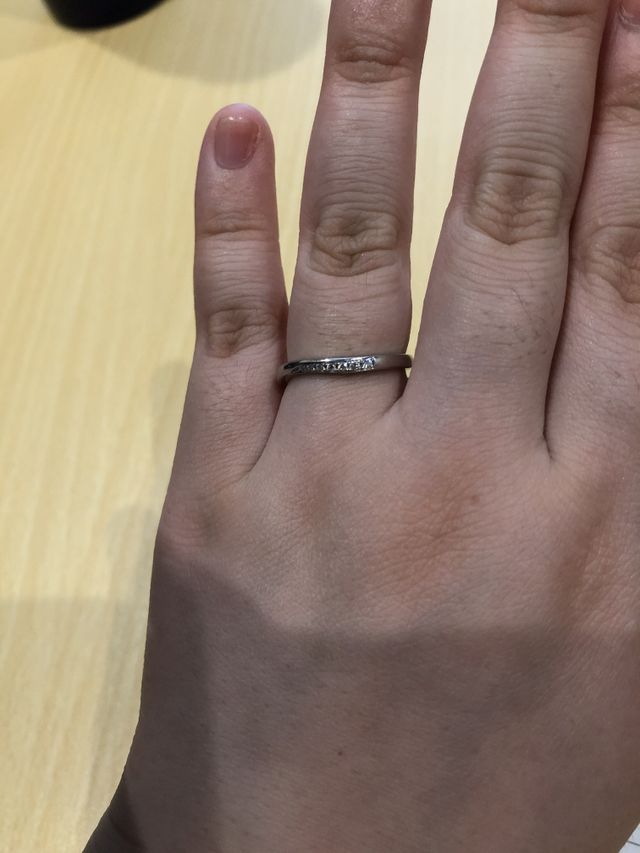 ダイヤがとてもキラキラと輝いていて指も細く見えて魅力的です。