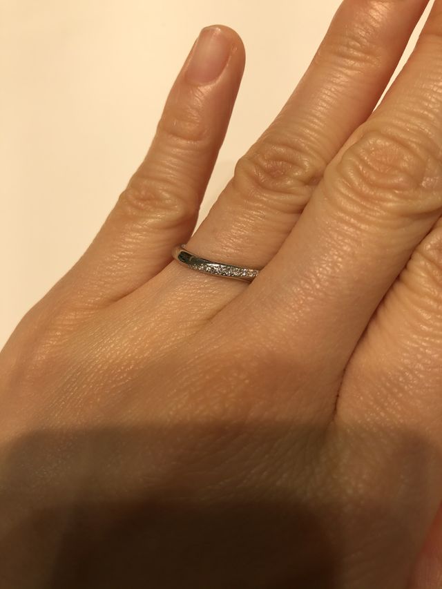 ダイヤが角度によって光り方を変えて綺麗です。