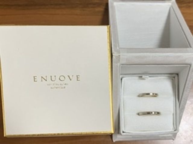ENUOVEのAIUOLA(花壇)の結婚指輪です