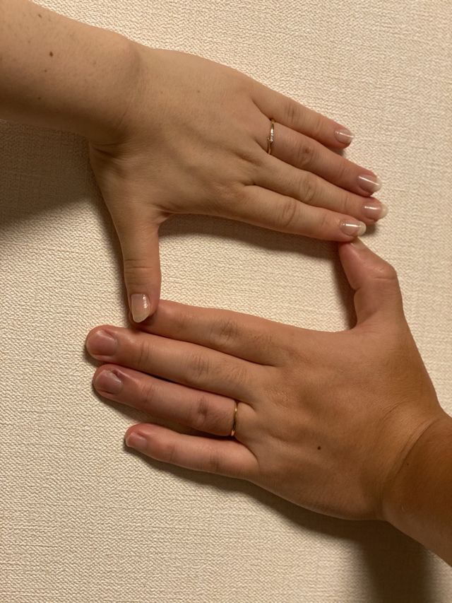 結婚指輪をはめている姿です