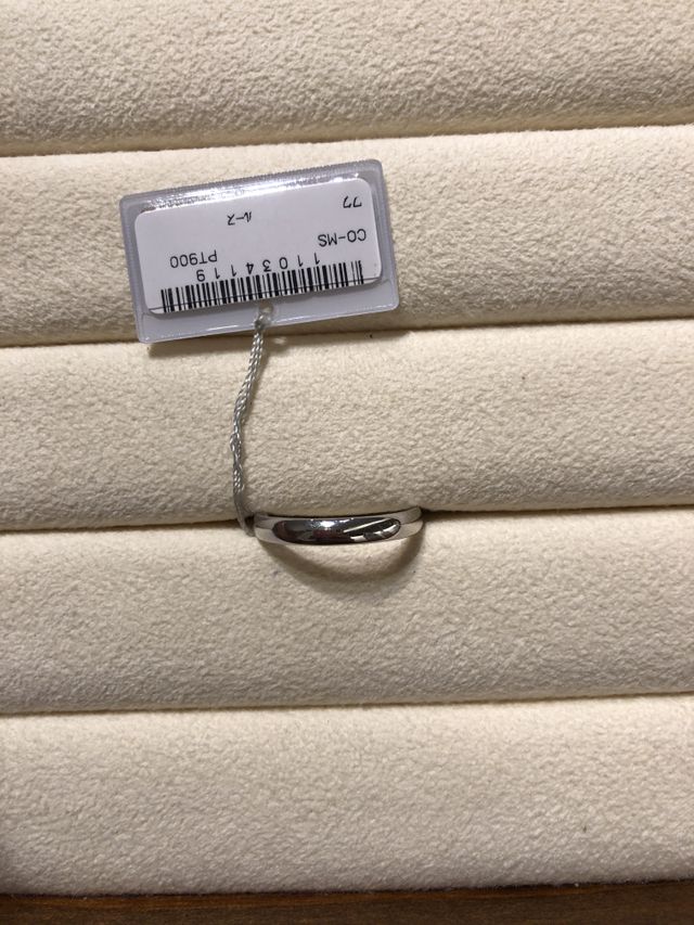 新郎側の指輪です。内側に双子ダイヤモンドを入れてもらいます。