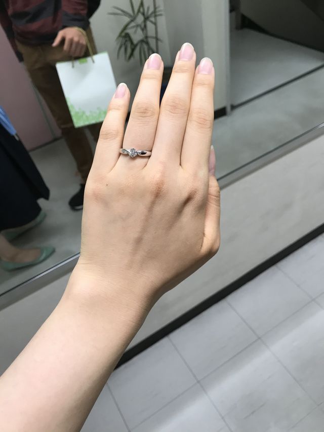 シンプルなエンゲージリングです