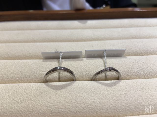 指に沿った形の非常にフィット感のあるデザインと双子ダイヤ。