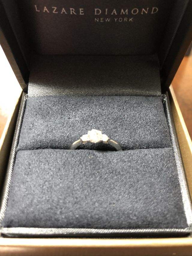 頂いたボックスに入れて保管しています。