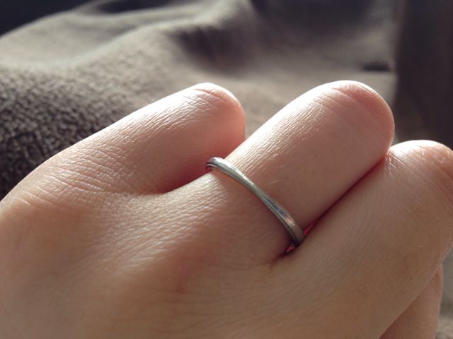 縁取るように、点の細工。中央が細くなっているデザイン。