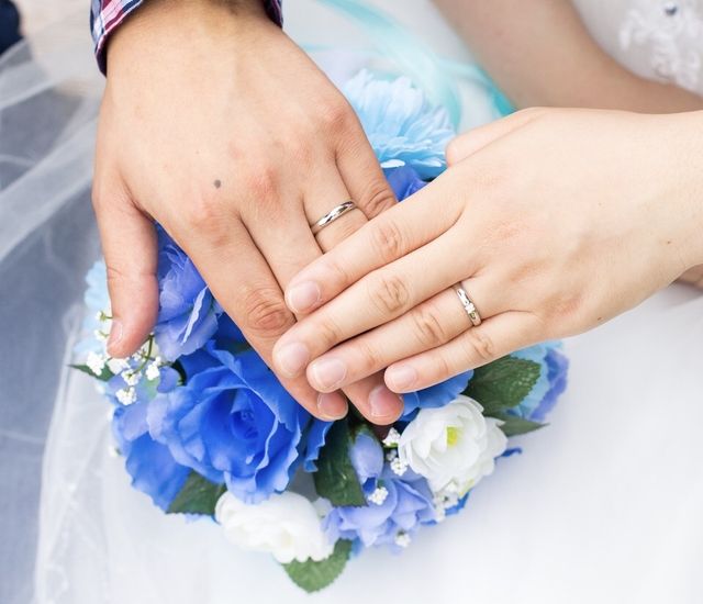 一つのダイヤを２つにして埋め込んだリングです。