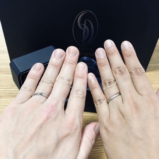 ダイヤのないシンプルなリングと、ダイヤ5石が煌めくペアリング