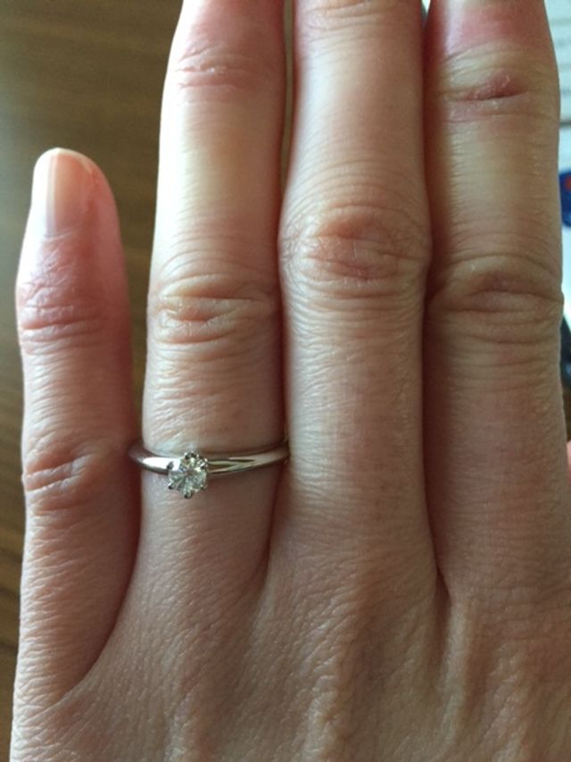 婚約指輪　つけてみるとこんな感じです