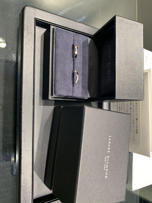 ラザールダイヤモンドの結婚指輪です。ペアのデザインです。