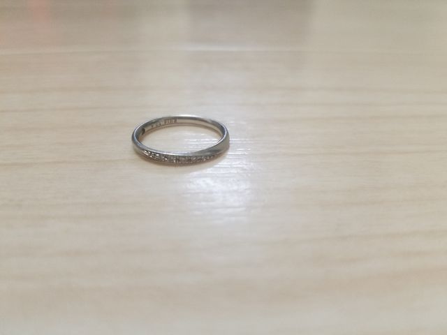 内側に刻印、カラーダイヤが埋め込まれています。