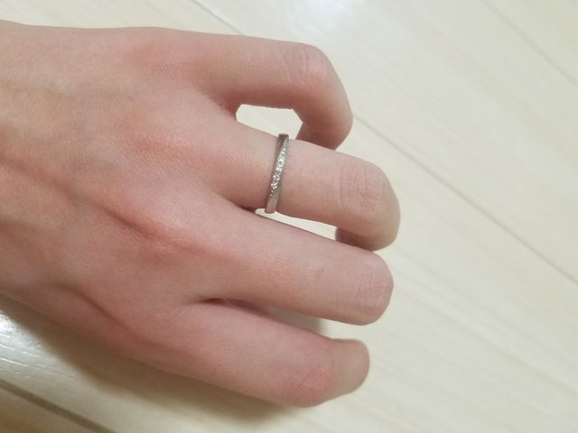 小粒ダイヤ5連がさりげない可愛さで着けやすいデザイン。