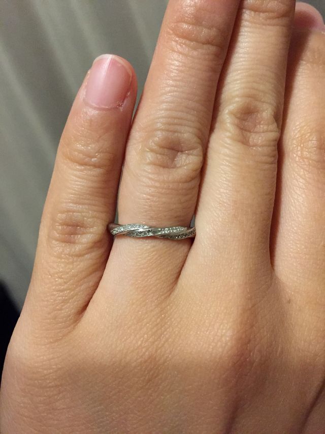 真ん中にスクエアカットのダイヤが入っています