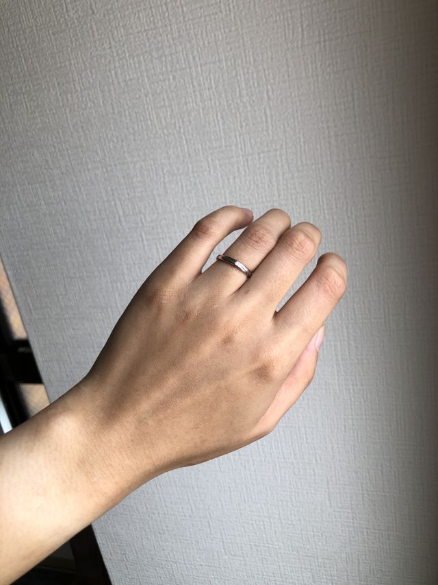 1粒ダイヤが埋め込まれていてシンプルなデザインです。