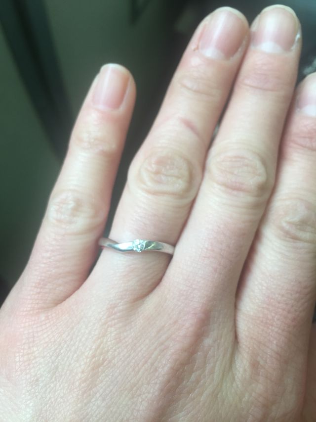 指輪が指に沿っていてはめやすいです