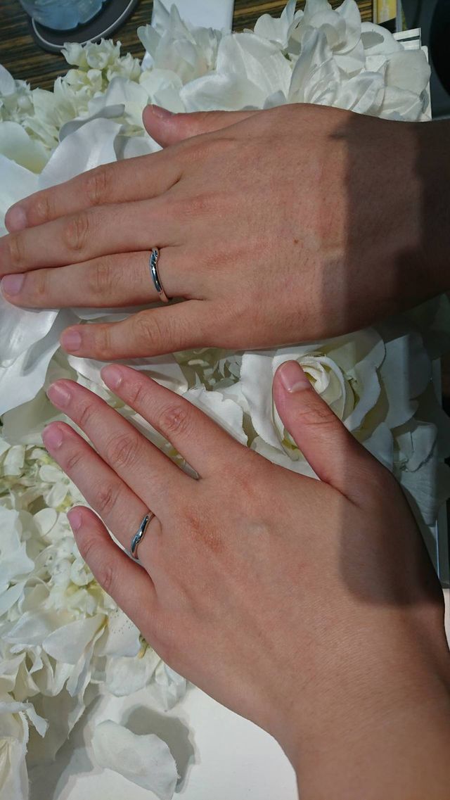 指輪を受け取ったときに2人でつけてみたときの写真です。